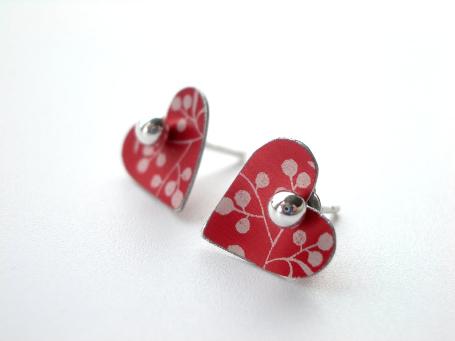 Heart studs in red with berries