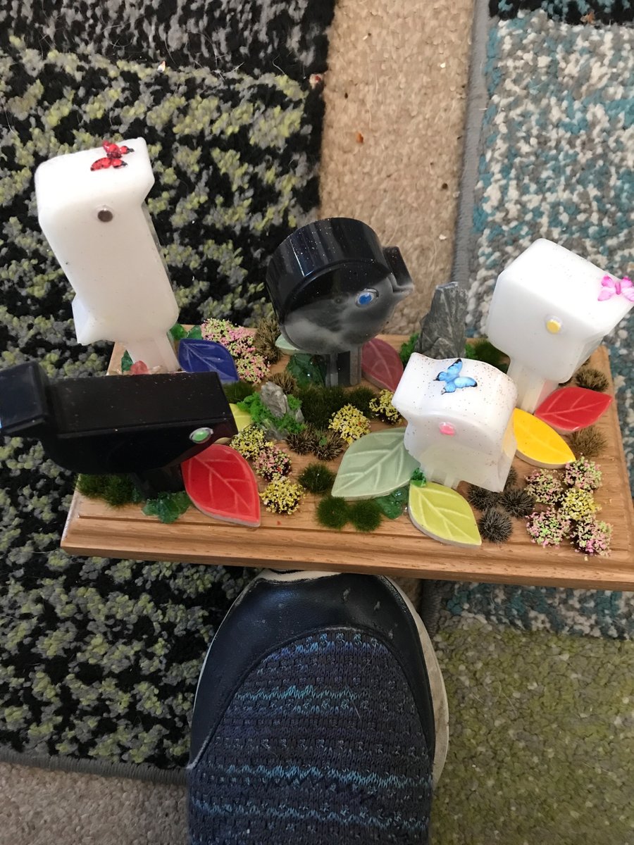 Unusual bird collection on wood base with decorative flowers resin birds 