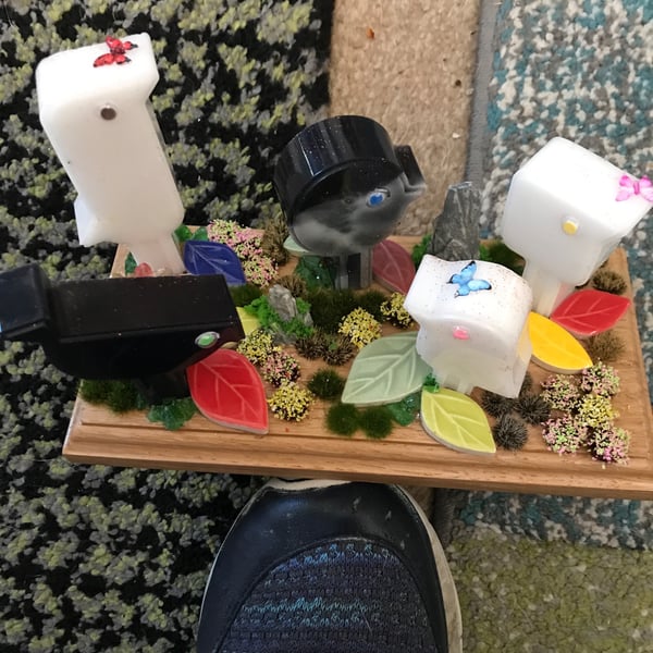 Unusual bird collection on wood base with decorative flowers resin birds 