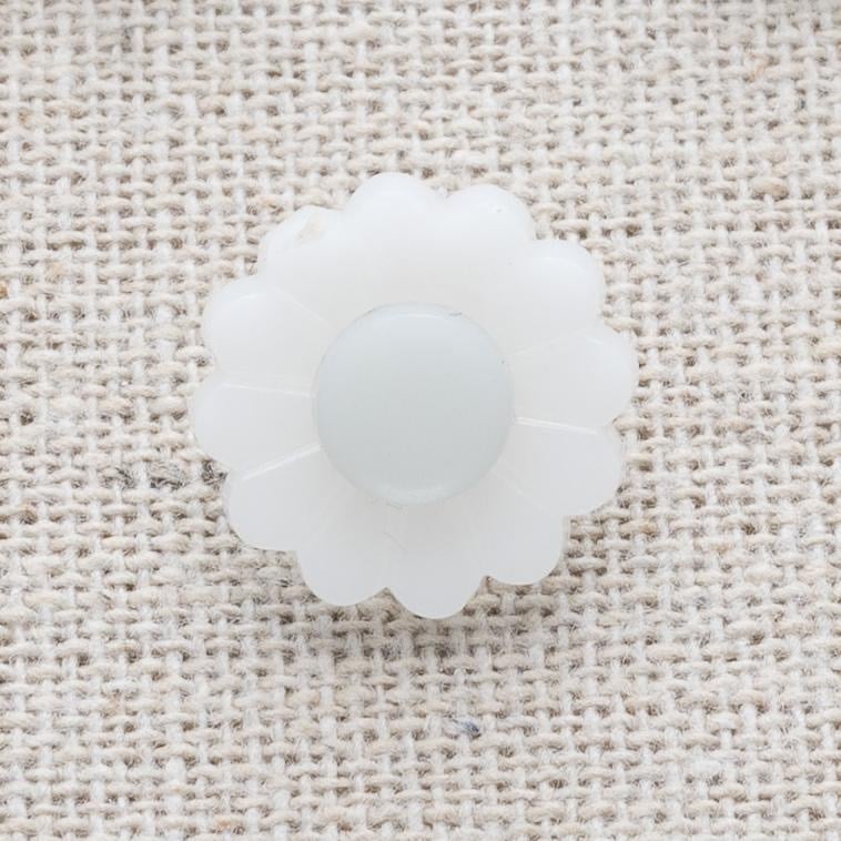 White flower buttons for knitting and crochet 15mm