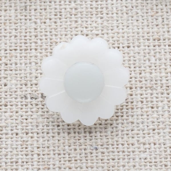 White flower buttons for knitting and crochet 15mm