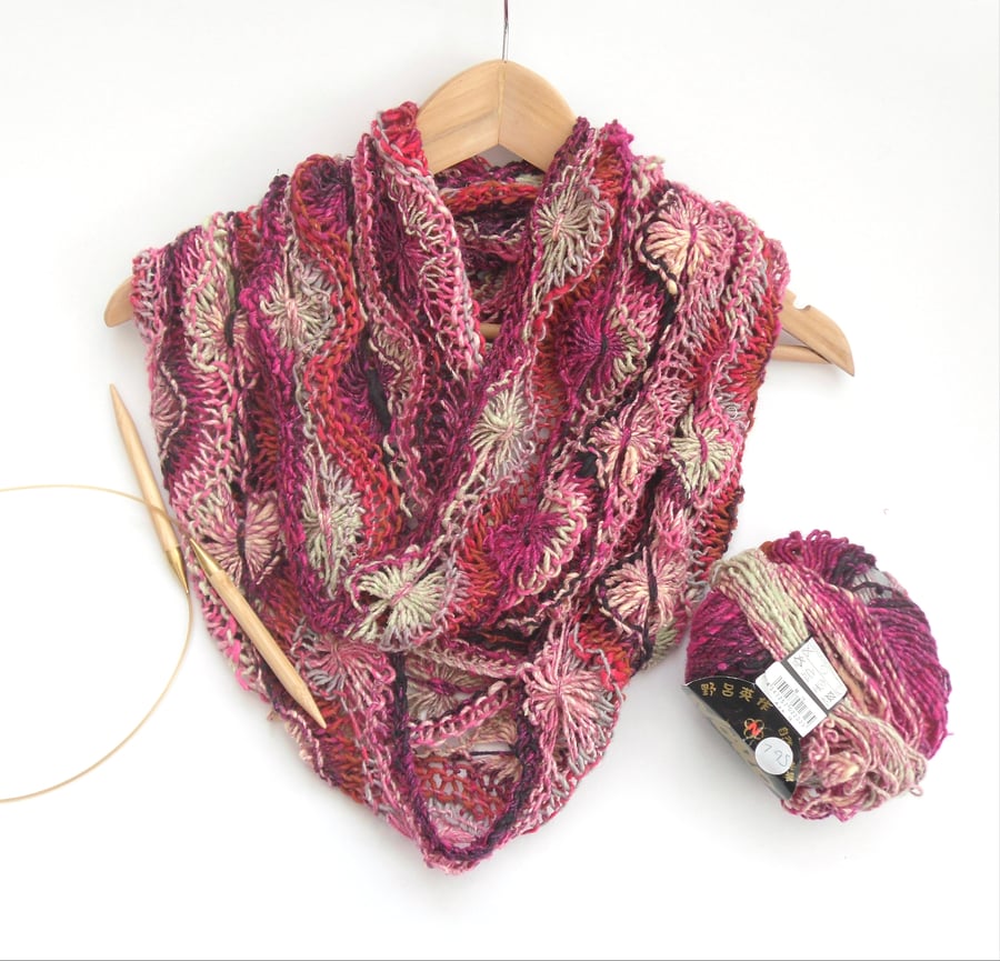 Knitting pattern for feminine flowery infinity scarf