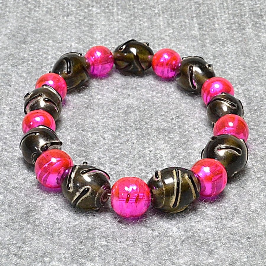 Black Glass Decorated Barrel and Bright Pink Chunky Glass Bead Bracelet
