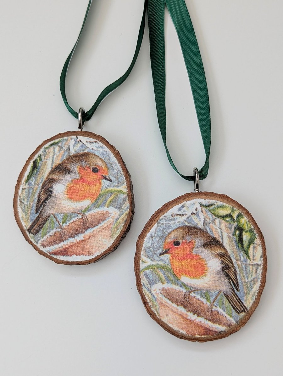 Pair of robin Christmas wood slice tree decorations 