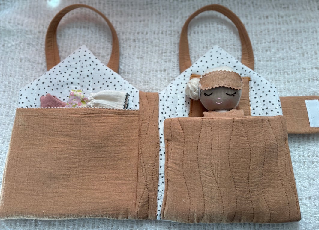 Open up dolls house bag ,mini rag doll and outfits set