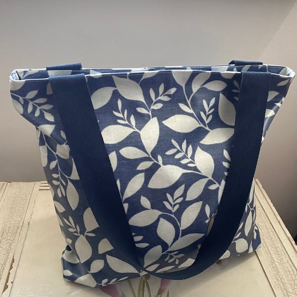 Oilcloth tote bag with zip