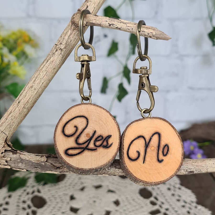 Pyrography decision keyring 'Yes-No'