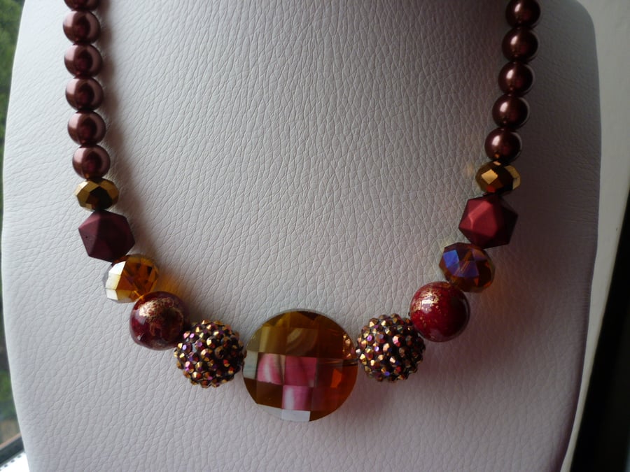 RICH REDS AND BROWNS CHUNKY NECKLACE.  679