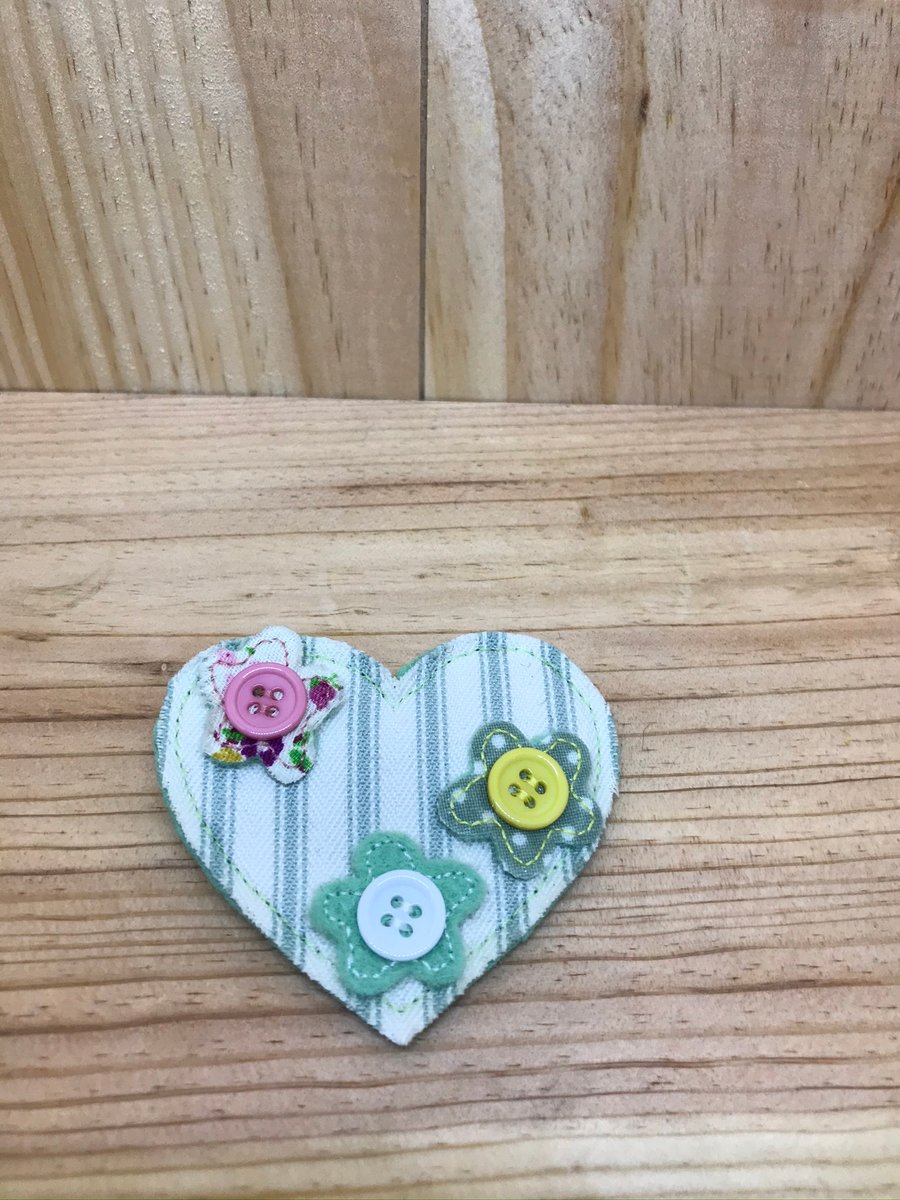 Green Ticking Flower Brooch. (080)