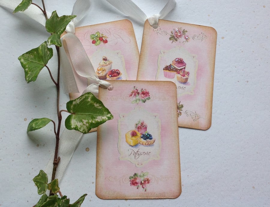 GIFT TAGS. Vintage-style ( set of 3) . Cupcakes.  French  theme .Wedding .