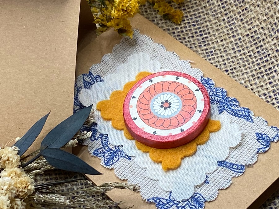 Wooden brooch with warming colours for Christmas