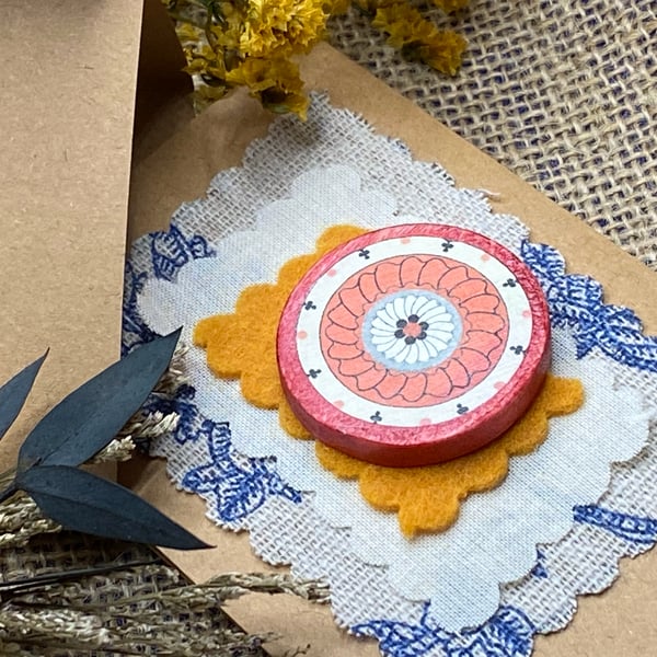 Wooden brooch with warming colours for Christmas