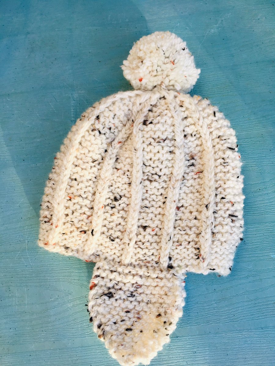 BABY HAT AGED 6 - 9 mths APPROX