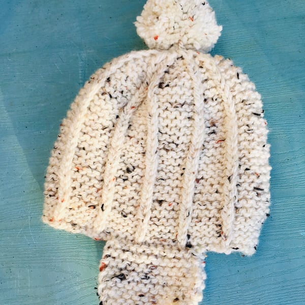 BABY HAT AGED 6 - 9 mths APPROX