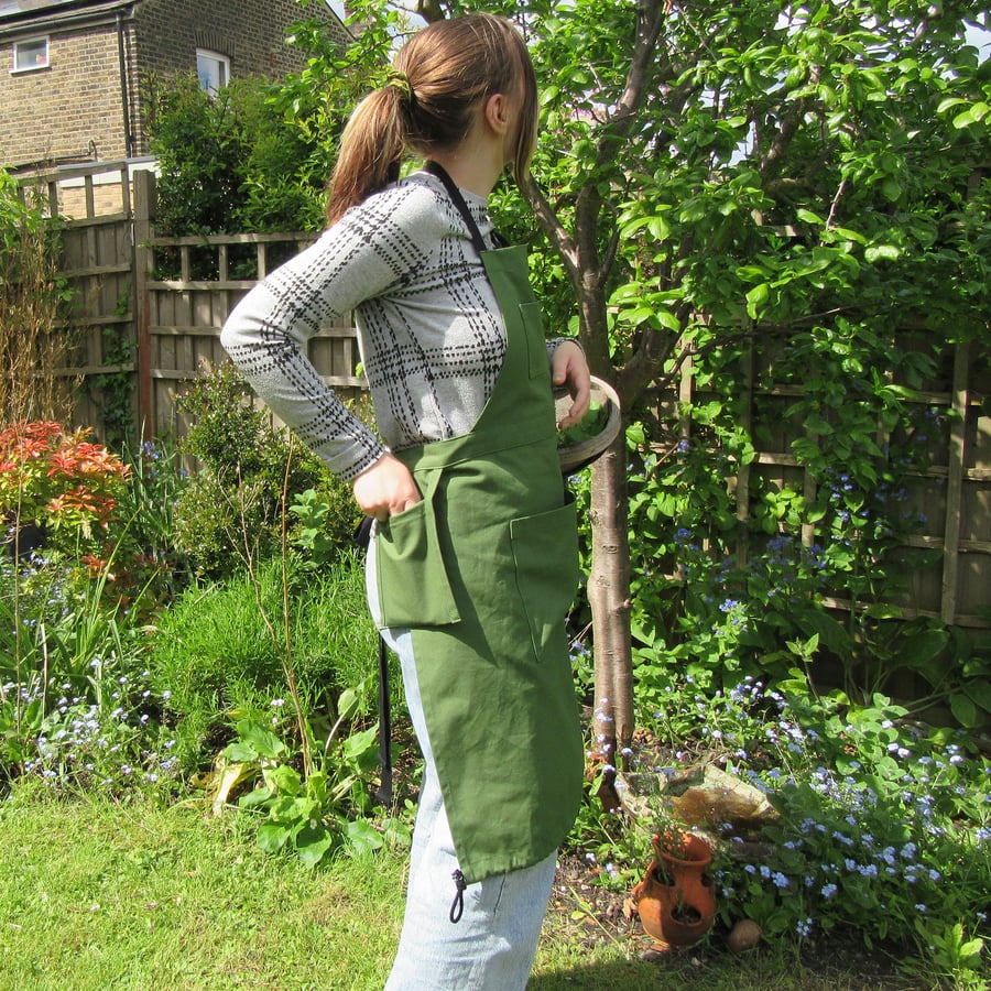 NEW! Gardening Apron with Pockets for Secateurs, Produce and Phone. Green Canvas