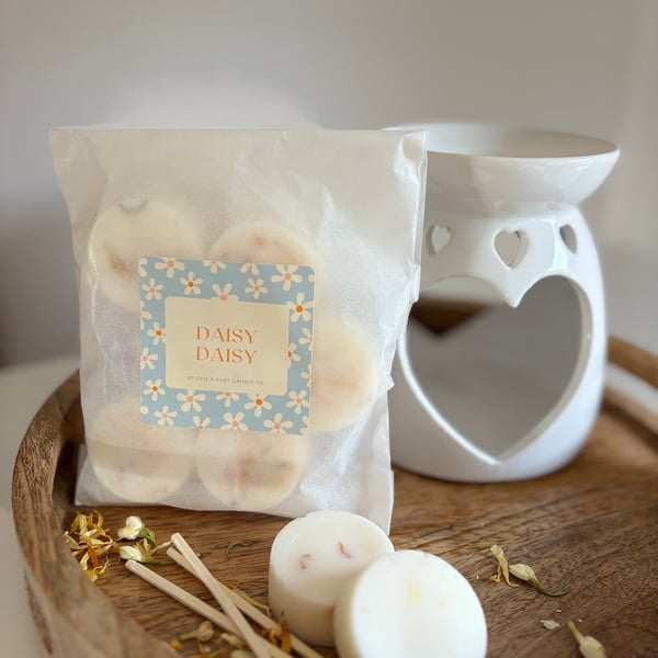 Daisy Daisy soy wax melts. A pack of 4 highly scented luxury soy wax melts