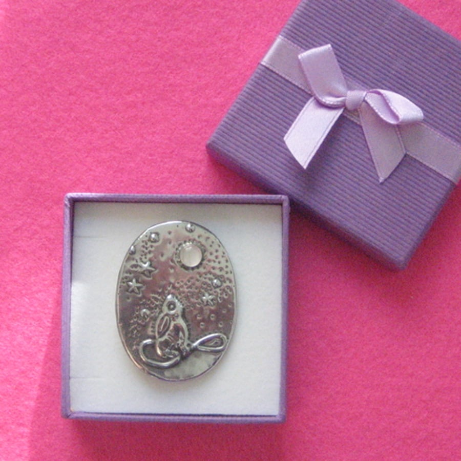 Moongazing hare pewter brooch with rose quartz