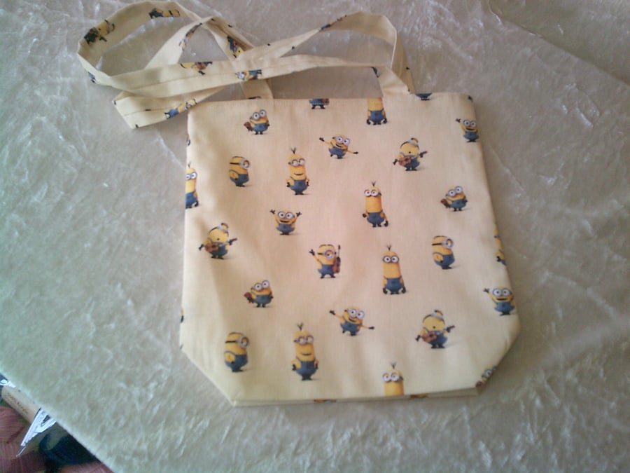 Minions on pale yellow Fabric Shoulder Bag