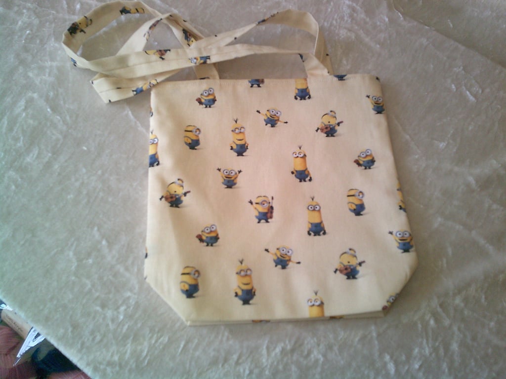 Minions on pale yellow Fabric Shoulder Bag