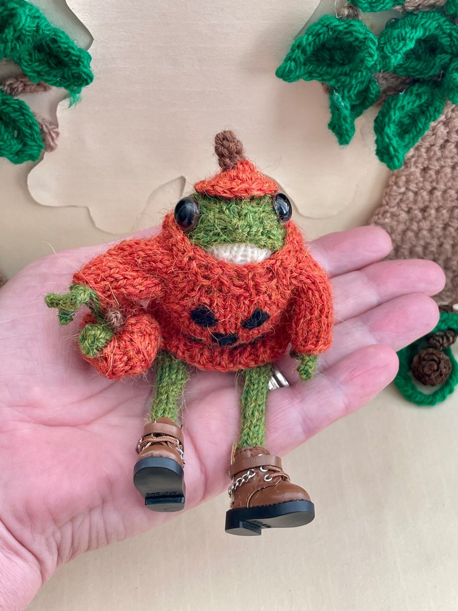  Handmade Knitted Frog in Pumpkin Outfit, Collectible Autumn Frog Toy, Cute Frog