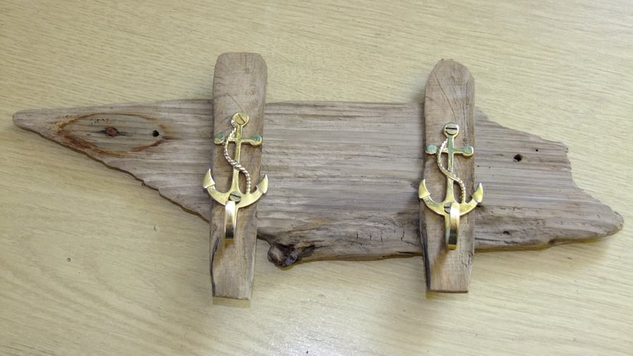 WOODEN COAT, KEY OR DOG LEAD RACK WITH 2 BRASS ANCHORS