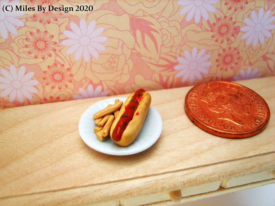 1:12 Scale Hot Dog and Chips Miniature