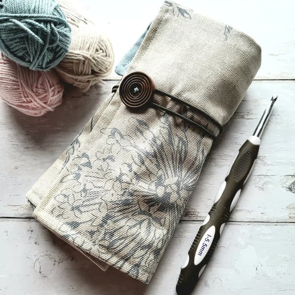 Oatmeal & Fauna Crochet Hook Roll