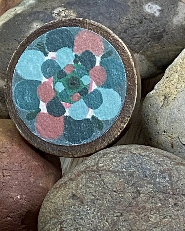 Wooden badge with woolly flower for Christmas time