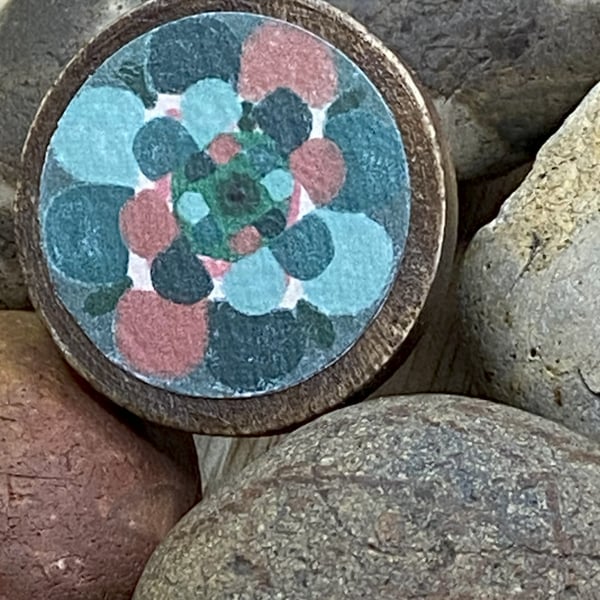 Wooden badge with woolly flower for Christmas time