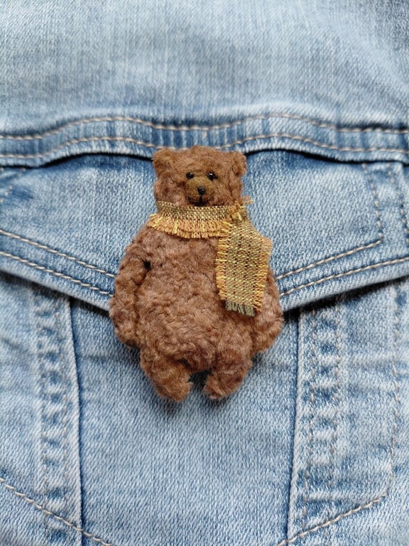 Oliver – The Woodland Wanderer Bear Brooch