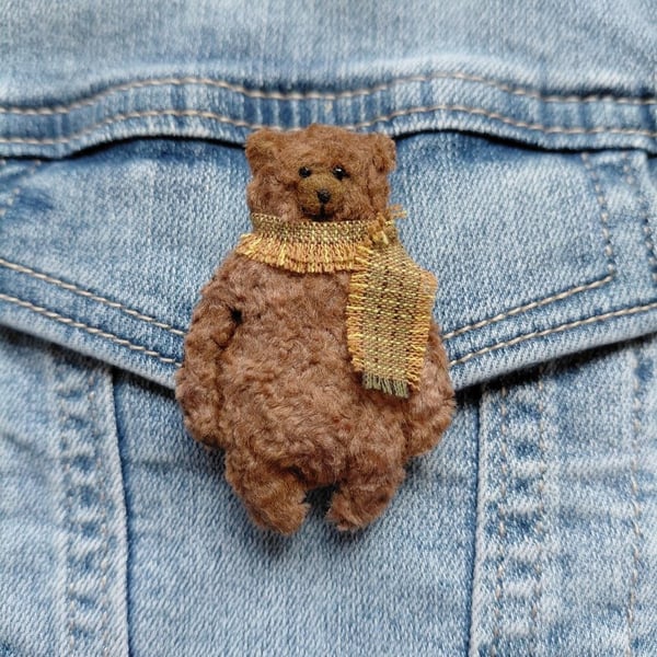 Oliver – The Woodland Wanderer Bear Brooch
