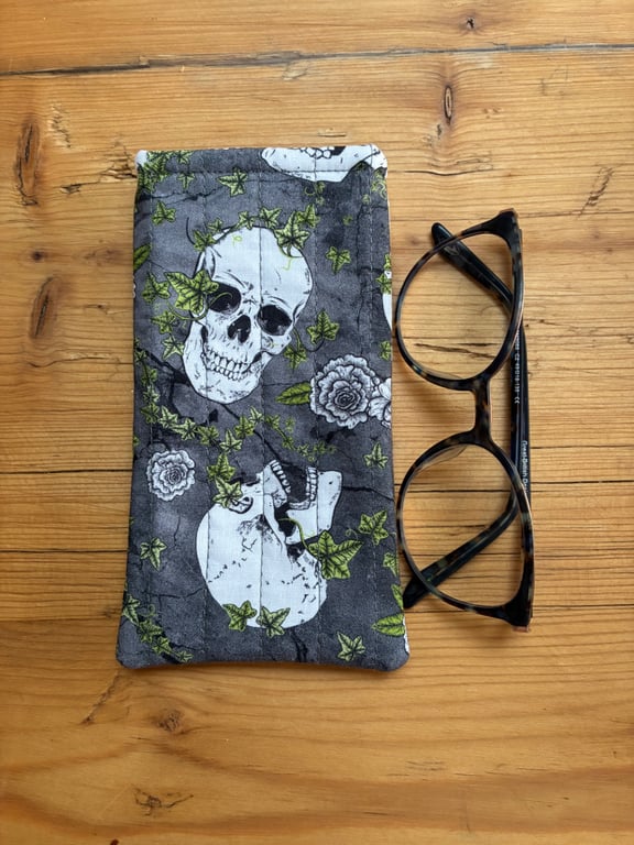 Skulls And Ivy Print Quilted Fabric Glasses Case 