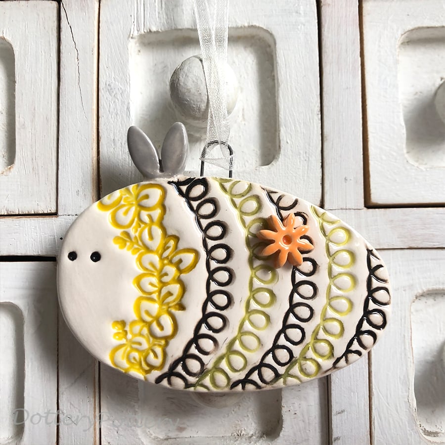 Ceramic bee decoration squiggle design