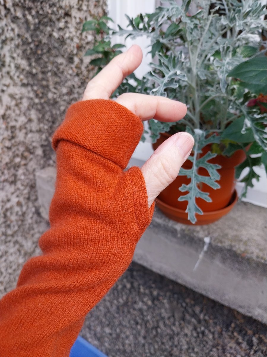 Rusty-orange coloured recycled 100% cashmere fingerless gloves