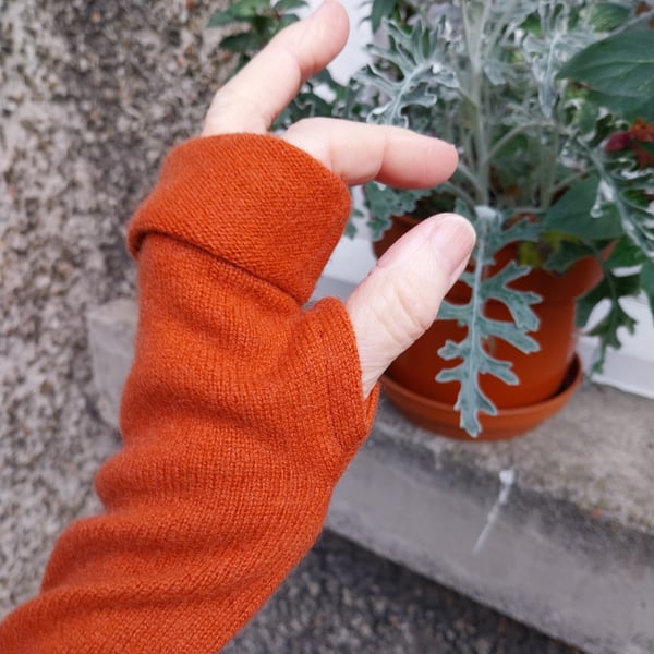 Rusty-orange coloured recycled 100% cashmere fingerless gloves