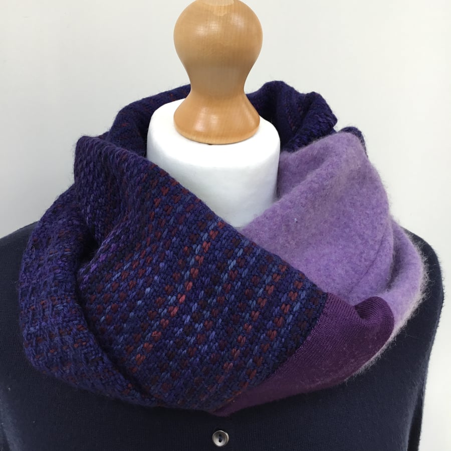 Handwoven purple cowl woven with merino fibres and sewn with cashmere 