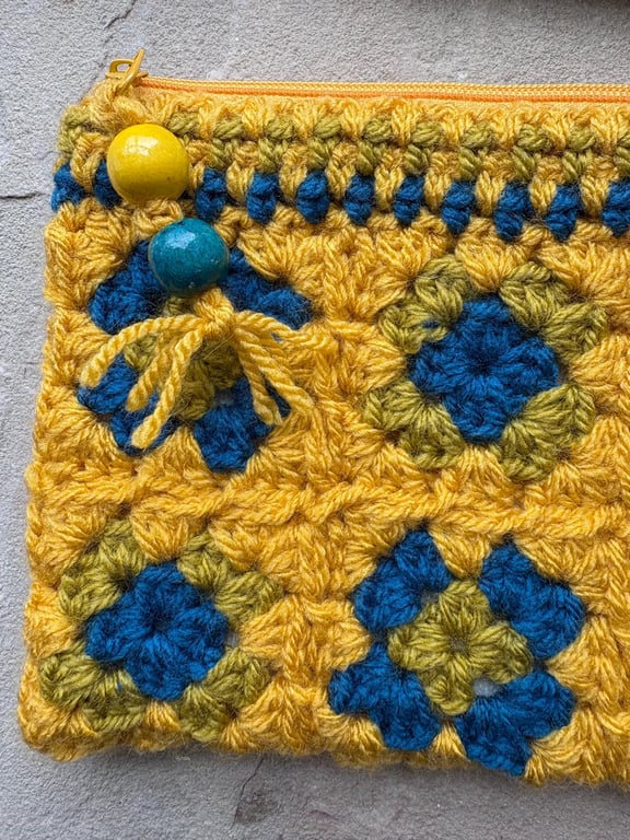 Exquisite and colourful crochet pouch with zipper fastening