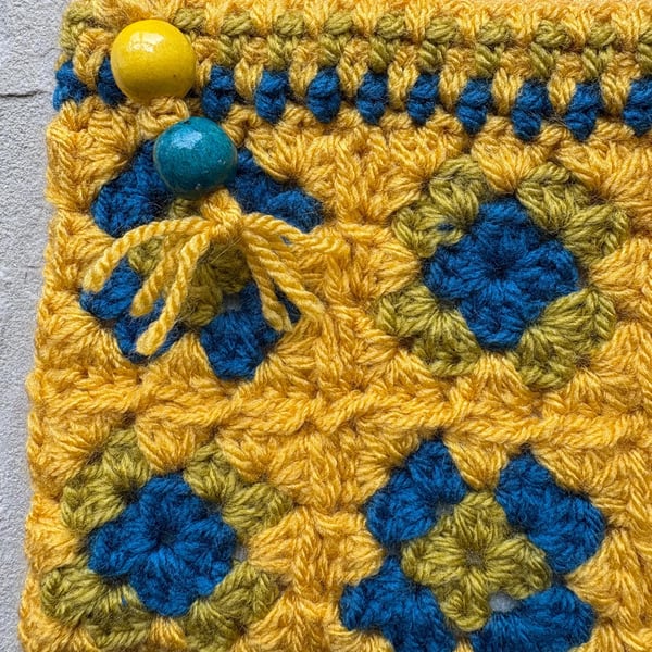 Exquisite and colourful crochet pouch with zipper fastening