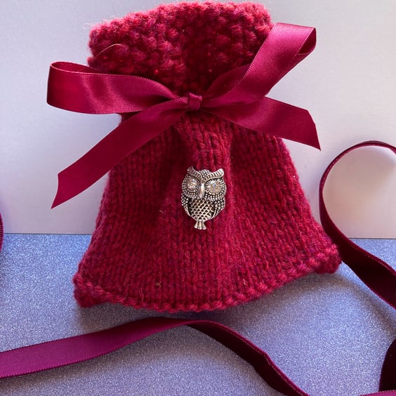 Gift bag knitted in raspberry pure new wool