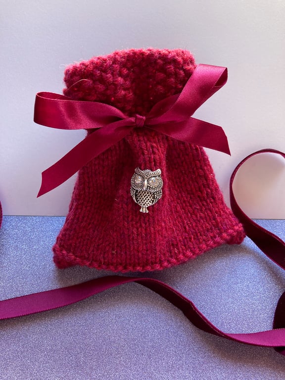 Gift bag knitted in raspberry pure new wool