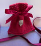 Gift bag knitted in raspberry pure new wool - Image 1