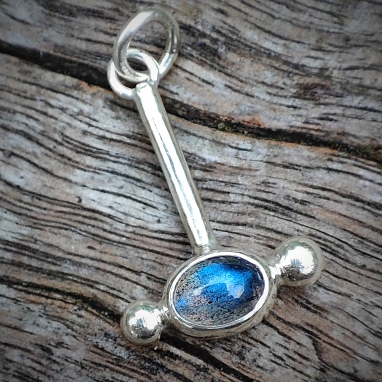 Sterling silver pendant with labradorite