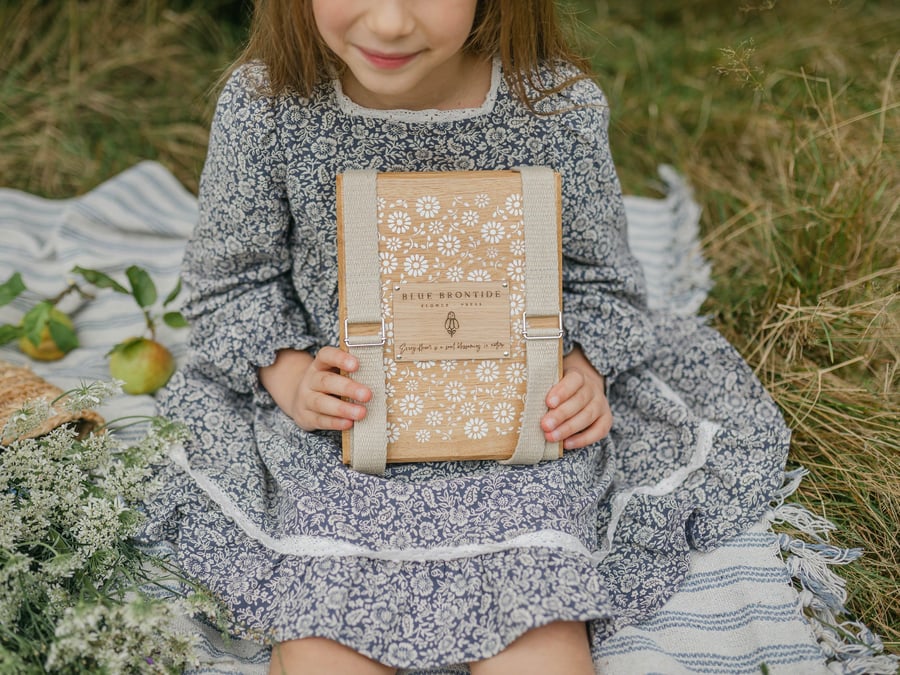Wooden Flower Press with Straps in Delicate Daisy
