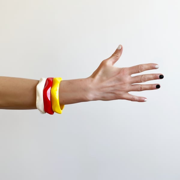 Colourful wavy shaped resin bracelets 