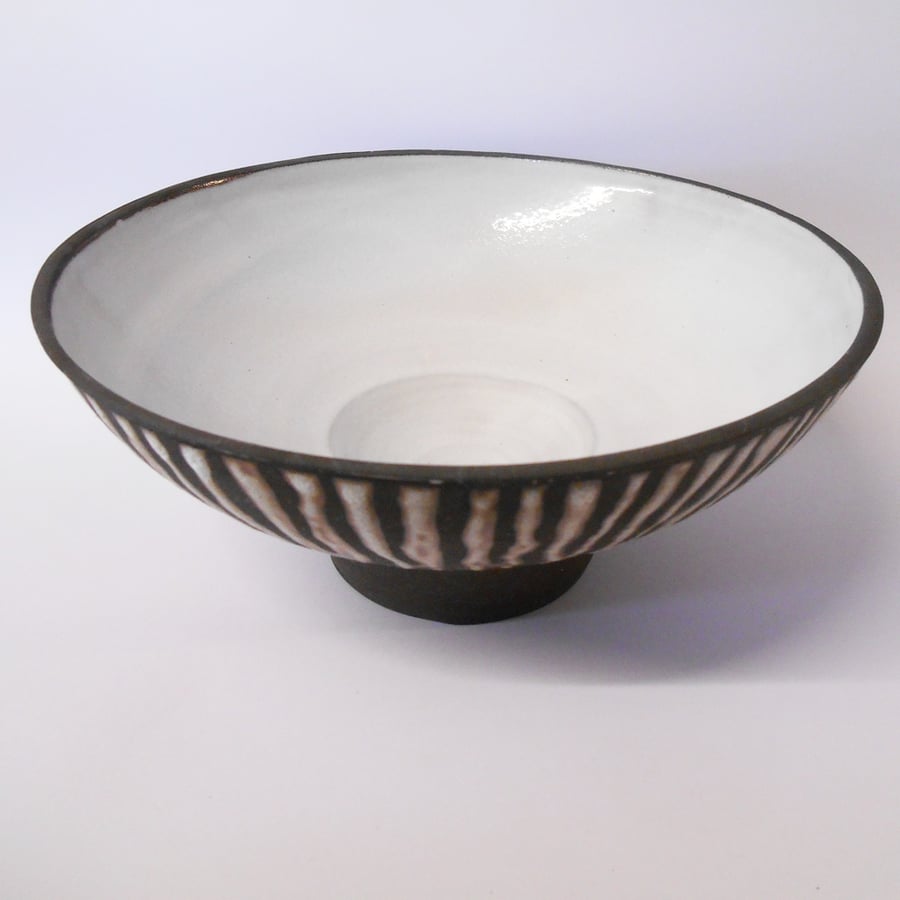 Bowl Stunning Black Vulcan Clay Striped Durable Stoneware Bowl Centrepiece.