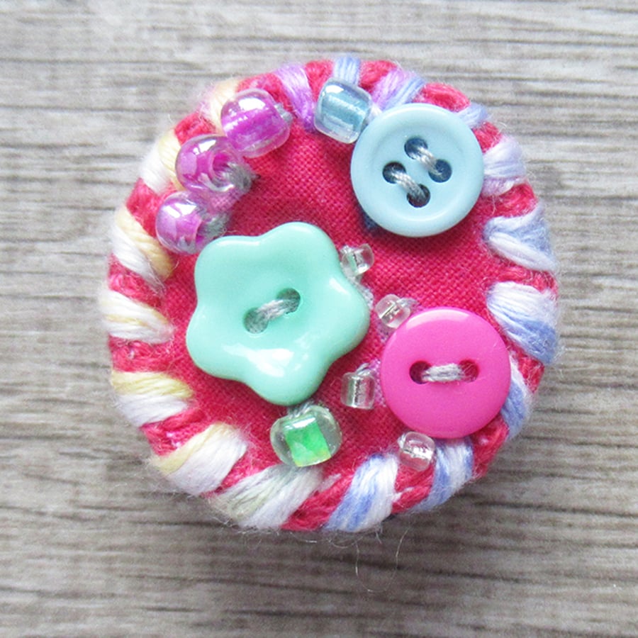 Brooch pin, buttons & beads, circle, Poppy  