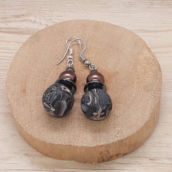 Polymer clay dangly earrings in black, white and sienna