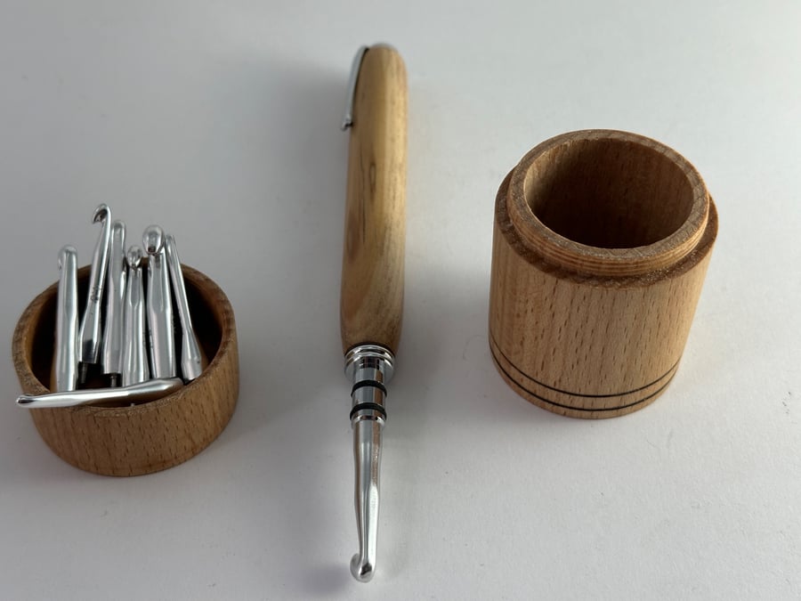 Crochet hook set with 8 chrome coloured hooks, with a  Elm hardwood handle.