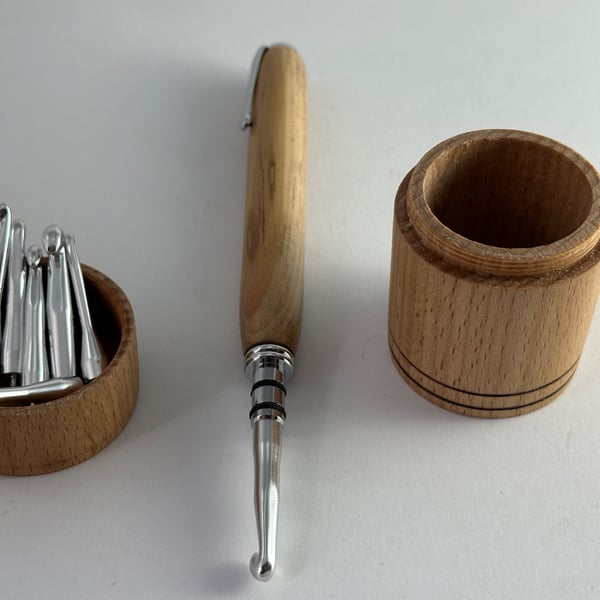 Crochet hook set with 8 chrome coloured hooks, with a  Elm hardwood handle.