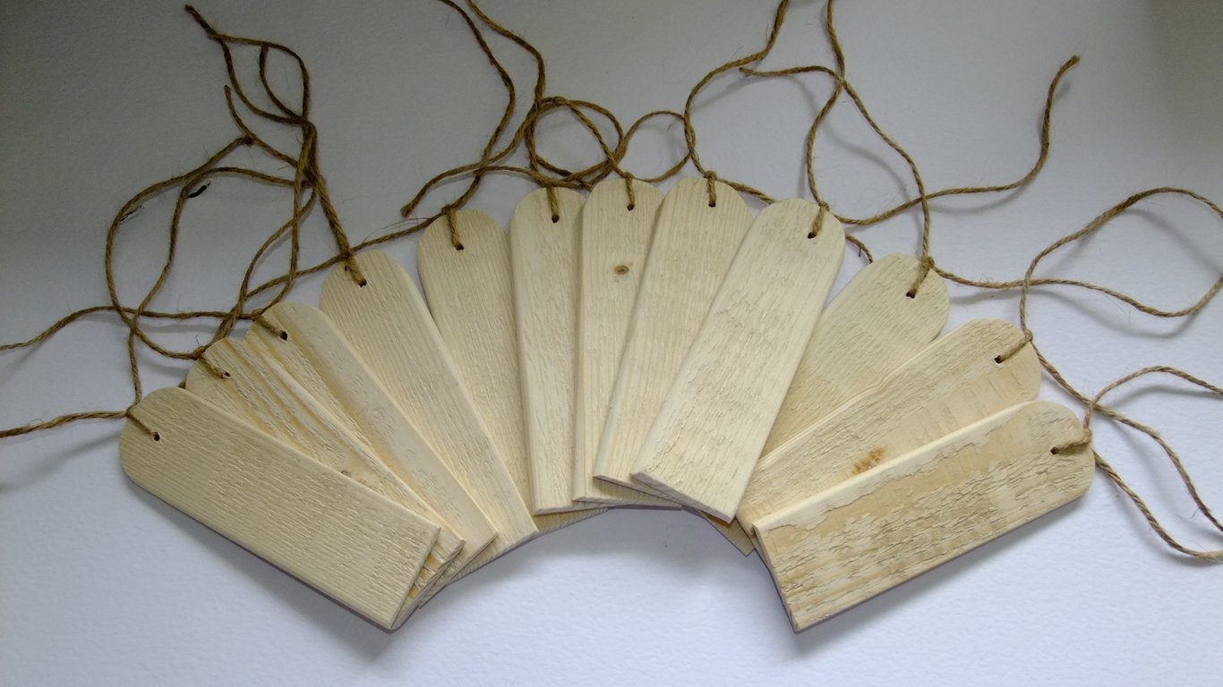 12 wooden gift tags for tying onto birthday or Christmas presents.              